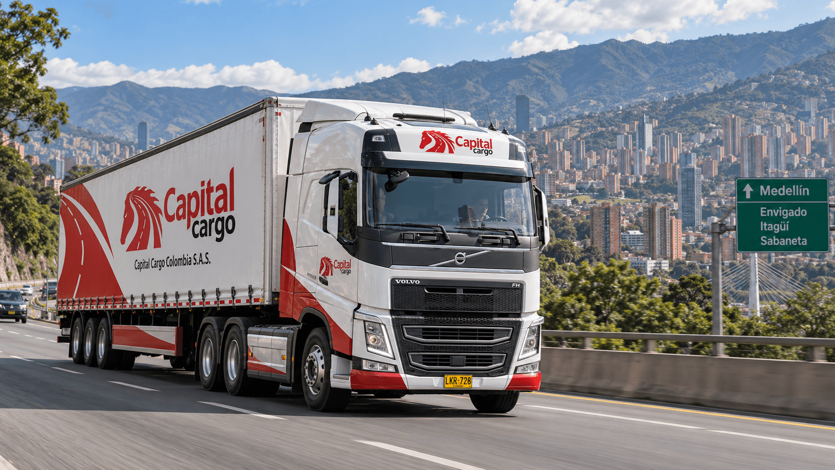 Tractomula de Capital Cargo en la vía a Medellín entre montañas de Antioquia