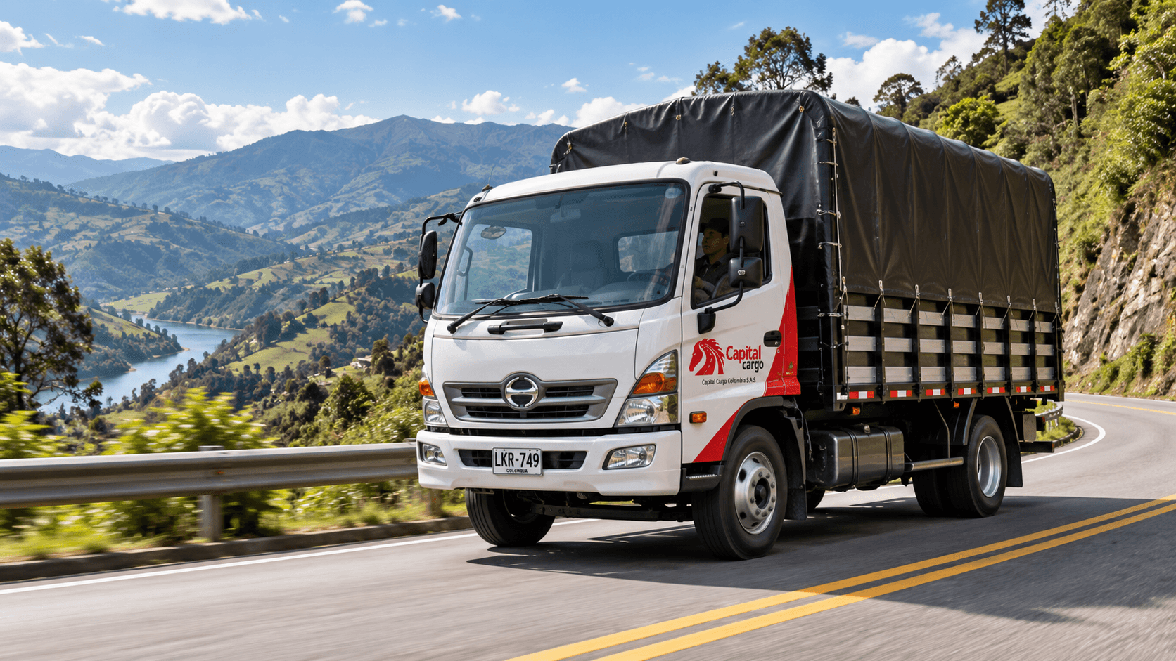 Camión mediano con carpa de Capital Cargo transportando carga general